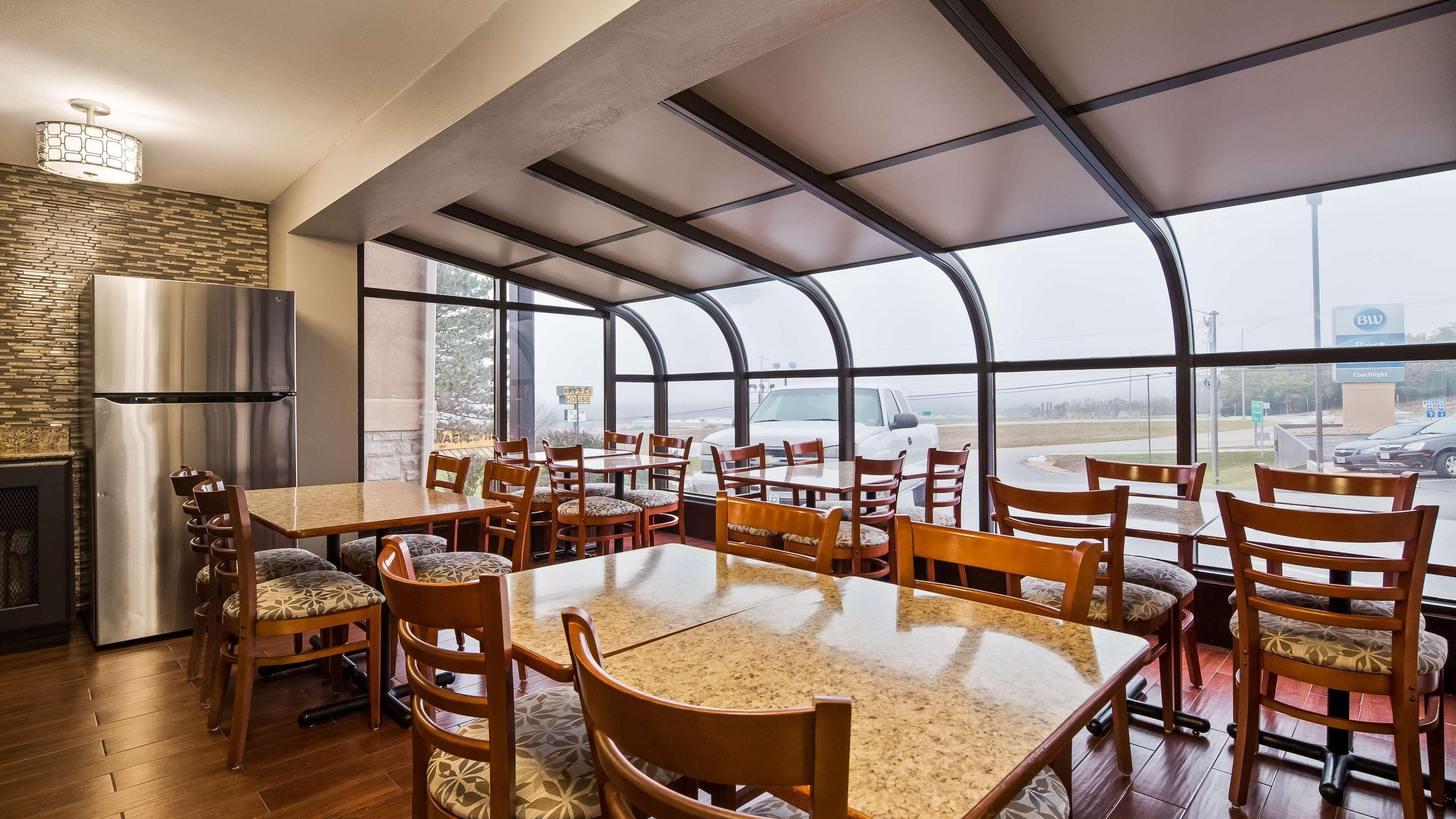 Best Western Coachlight Рола Екстериор снимка