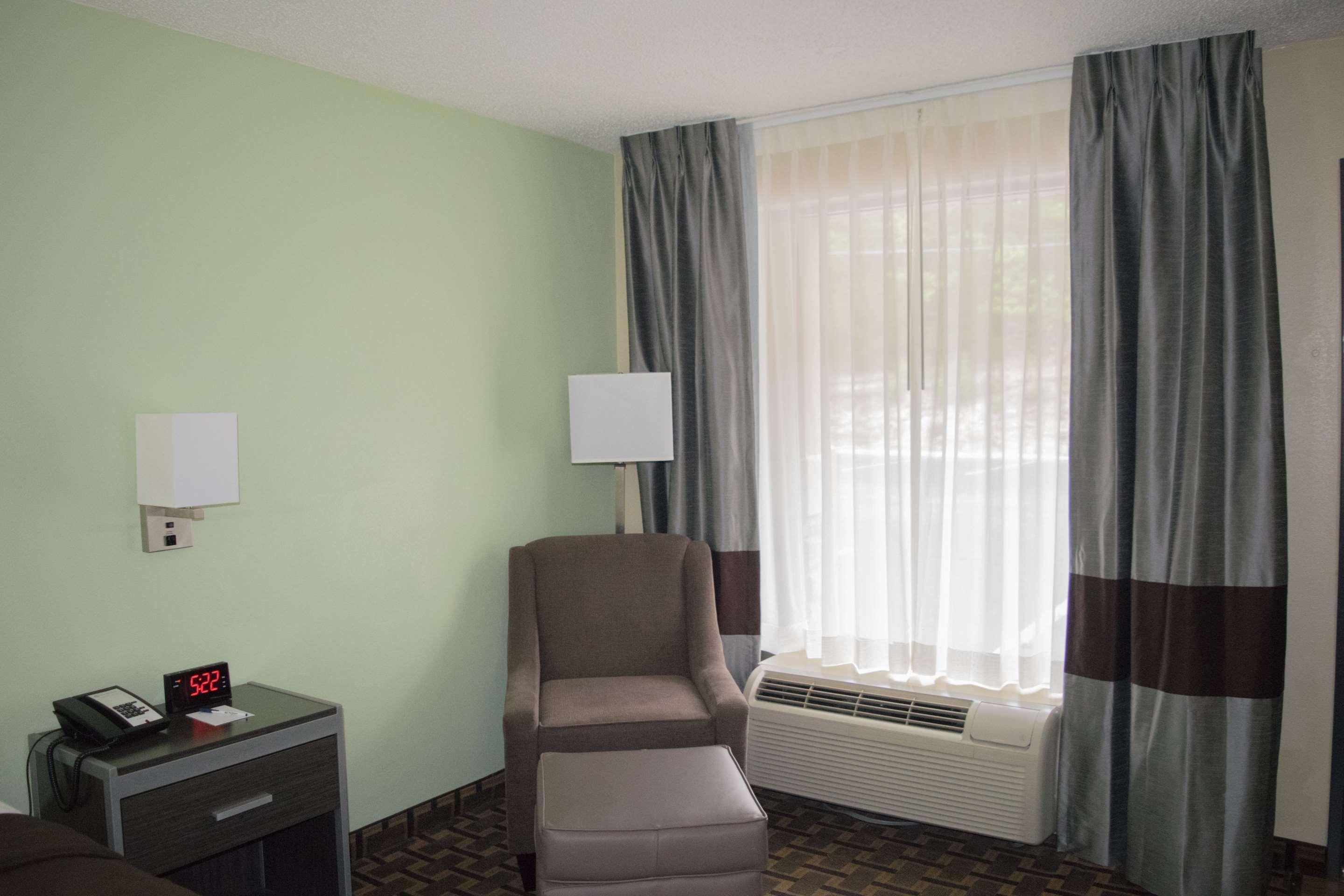 Best Western Coachlight Рола Екстериор снимка