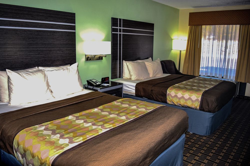Best Western Coachlight Рола Екстериор снимка
